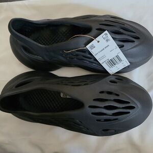 Yeezy Foam RNR Charcoal Mules